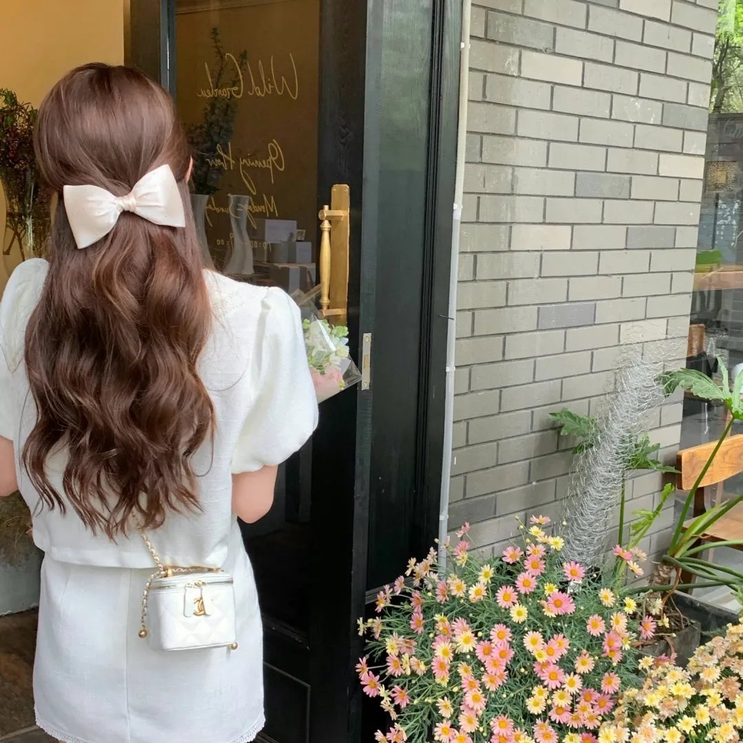 三个带面纱的女子